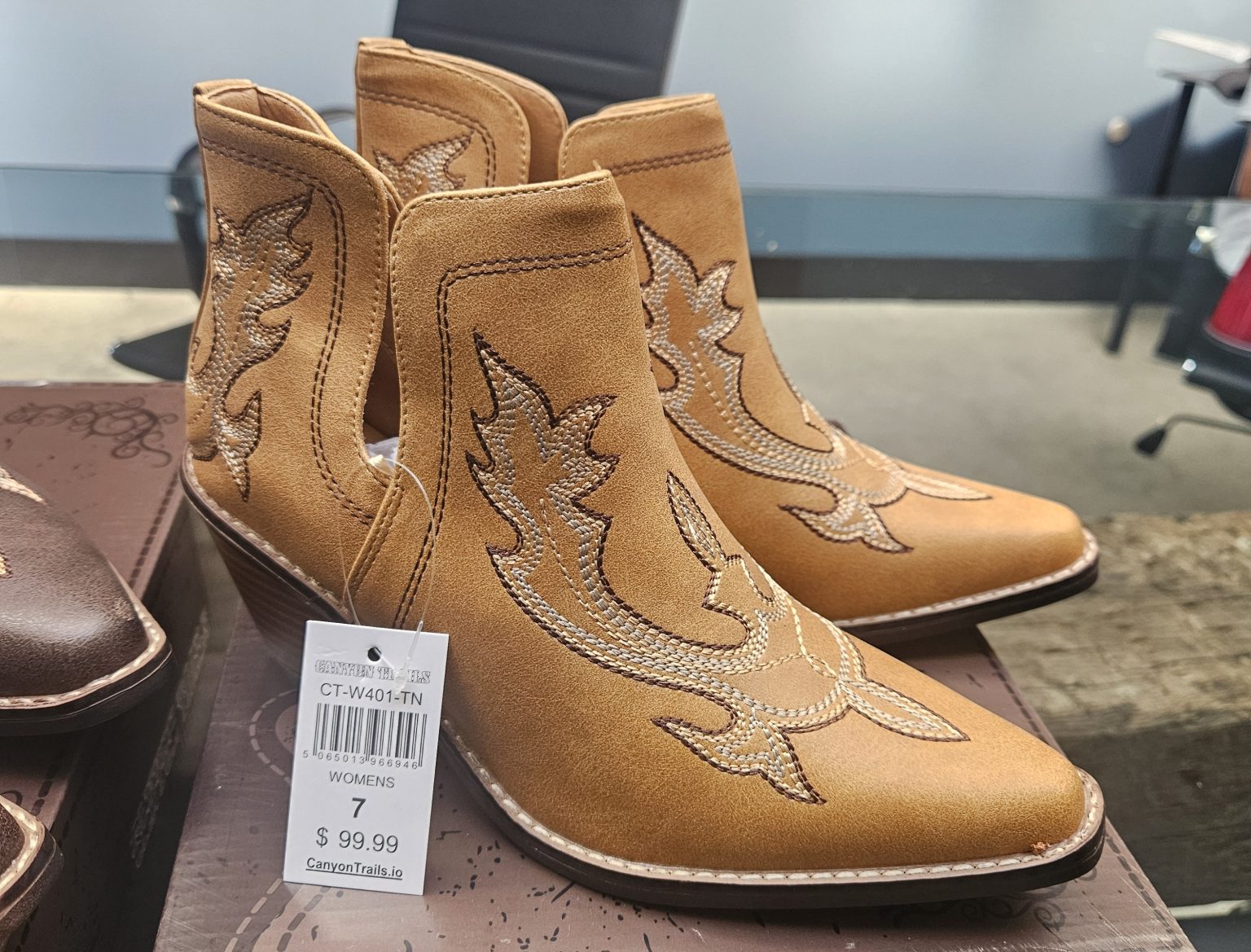 Wholesale Truckload Of 3,600 Pairs Of Brand New Canyon Trails Women’s Boots – Sizes 6-11 – Original Retail Prices To $99.99 Each – Your Price Is Only $11 Each – Free Shipping - Image 4