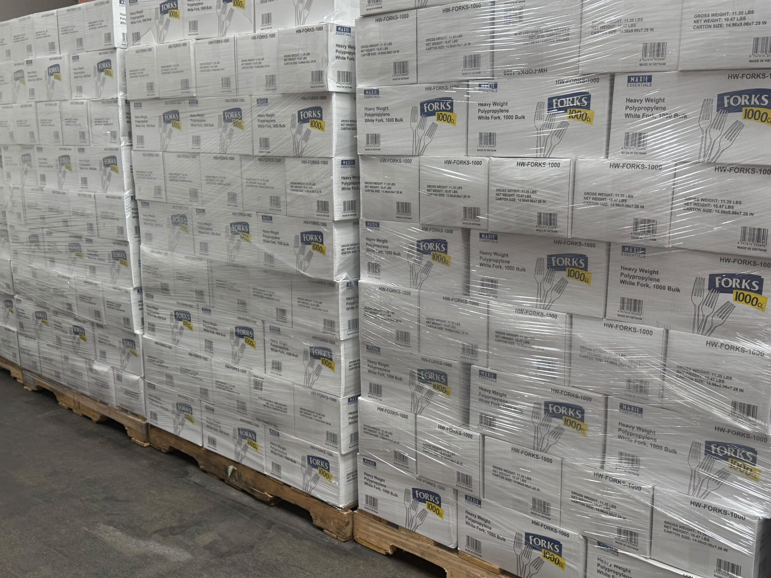 Wholesale Truckload Of 900 Cases Of Disposable Plastic Cutlery – 450 Cases Of Forks & 450 Cases Of Spoons – 1,000 Pieces Per Case – Estimated Original Retail Prices $58.00 To $72.00 Per Case – Your Price Is Only $12.00 Per Case